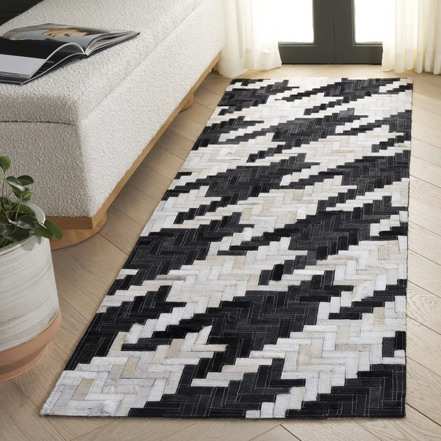 Safavieh Studio Leather 2'-3" x 7'-0" Rug in Ivory / Black