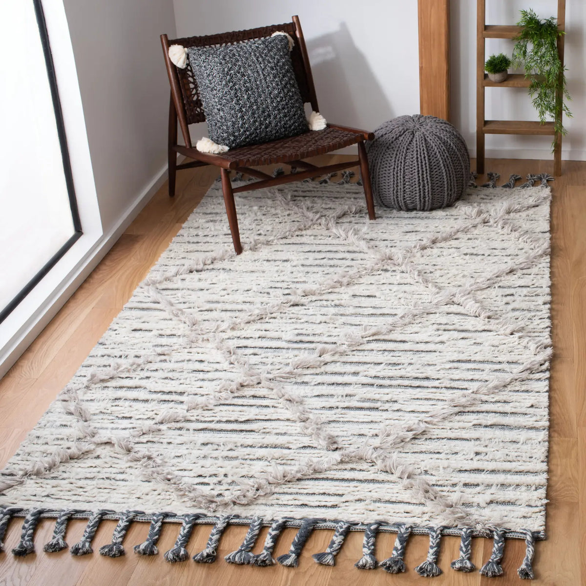 Safavieh Kenya 5'-0" x 8'-0" Rug in Ivory / Grey