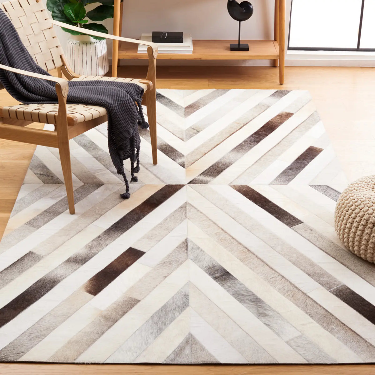 Safavieh Studio Leather 4'-0" x 6'-0" Rug in Grey / Brown