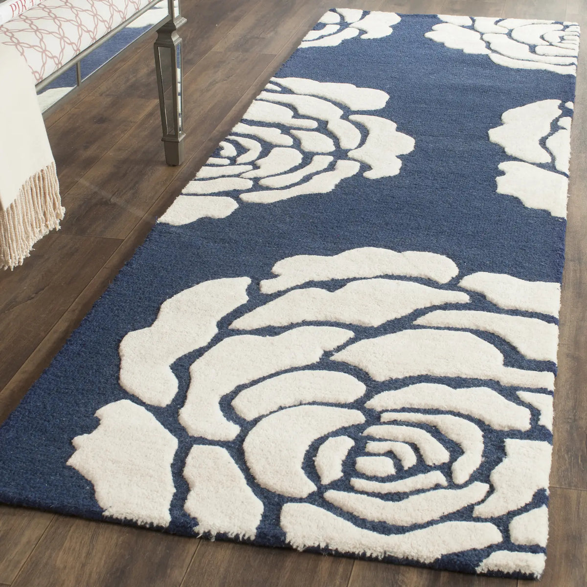 Safavieh Cambridge 2'-6" x 8'-0" Rug in Navy / Ivory