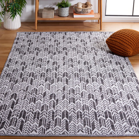 Safavieh Montauk 5'-0" x 8'-0" Rug in Black / Ivory