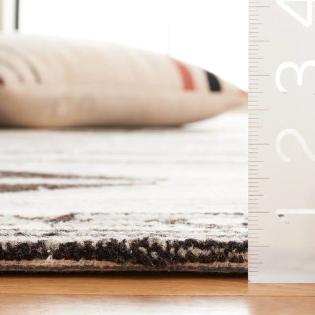 Safavieh Ebony 4'-0" x 6'-0" Rug in Ivory / Grey