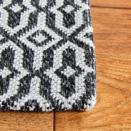 Safavieh Augustine 4'-0" x 6'-0" Rug in Black / Light Grey
