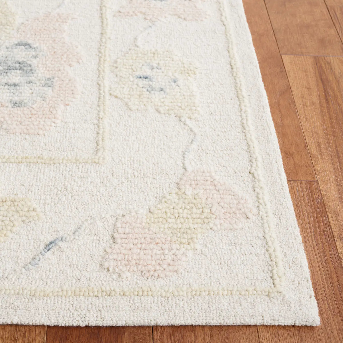 Safavieh Abstract 4'-0" x 6'-0" Rug in Ivory / Beige