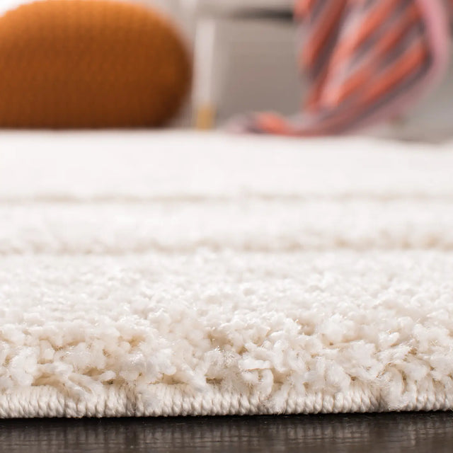 Safavieh Florida Shag 4'-0" x 6'-0" Rug in Creme / Creme