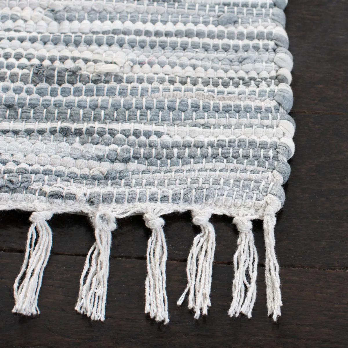 Safavieh Montauk 4'-0" x 6'-0" Rug in Silver