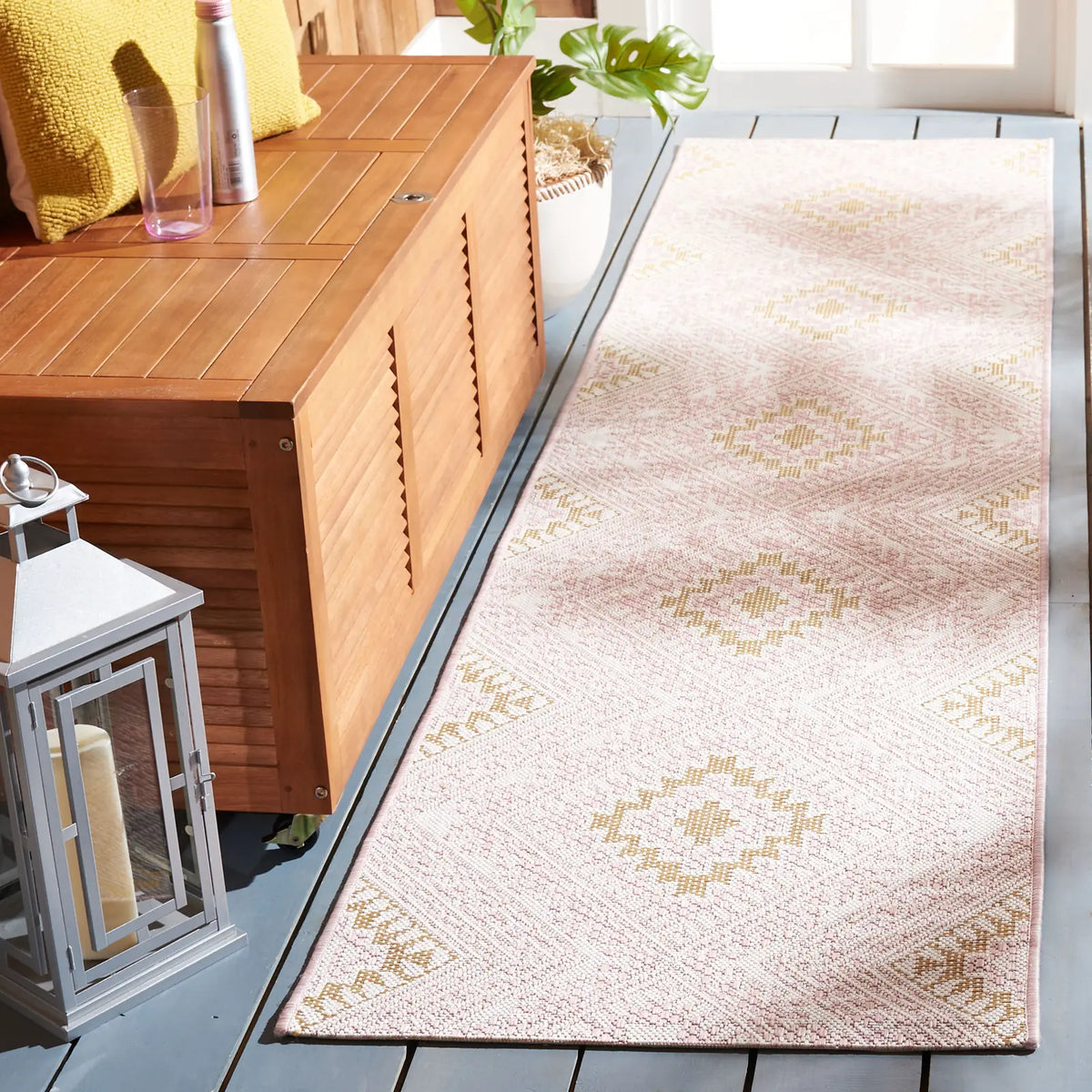 Safavieh Courtyard 2'-2" x 9'-0" Rug in Pink / Gold