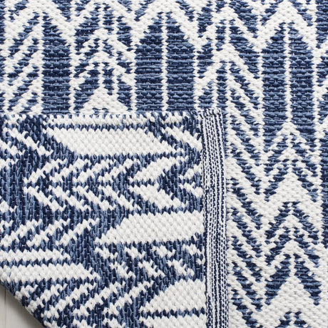 Safavieh Montauk 5'-0" x 8'-0" Rug in Navy / Ivory