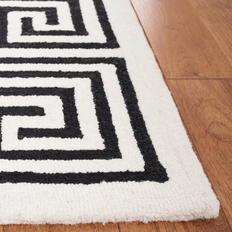 Safavieh Metro 4'-0" x 6'-0" Rug in Ivory / Black