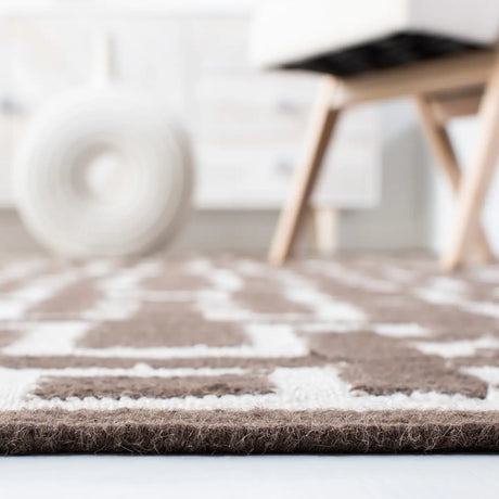 Safavieh Dhurries 8'-0" x 10'-0" Rug in Chocolate / Ivory