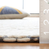 Safavieh Marbella 4'-0" x 6'-0" Rug in Blue / Ivory