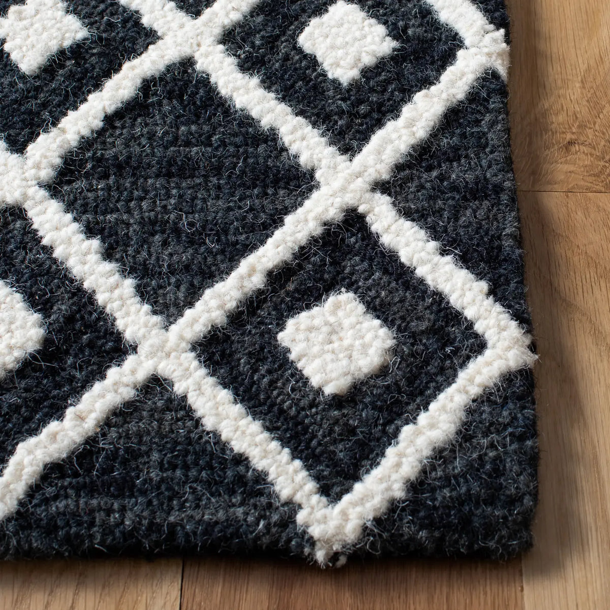 Safavieh Blossom 4'-0" x 6'-0" Rug in Black / Ivory