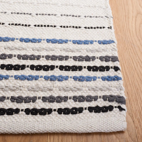 Safavieh Montauk 4'-0" x 6'-0" Rug in Ivory / Grey