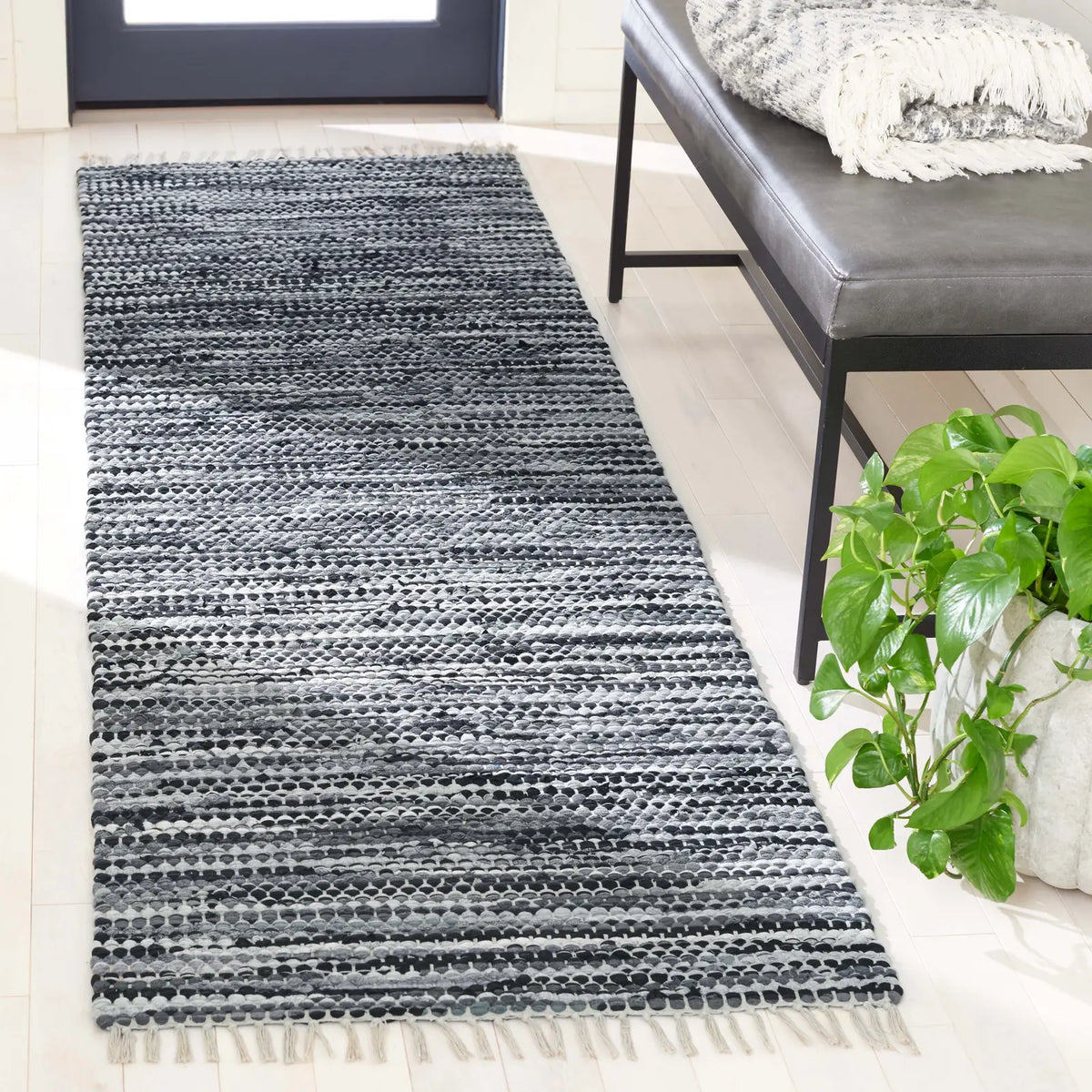Safavieh Montauk 2'-3" x 8'-0" Rug in Grey / Black