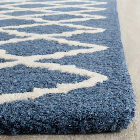 Safavieh Cambridge 4'-0" x 6'-0" Rug in Navy / Ivory