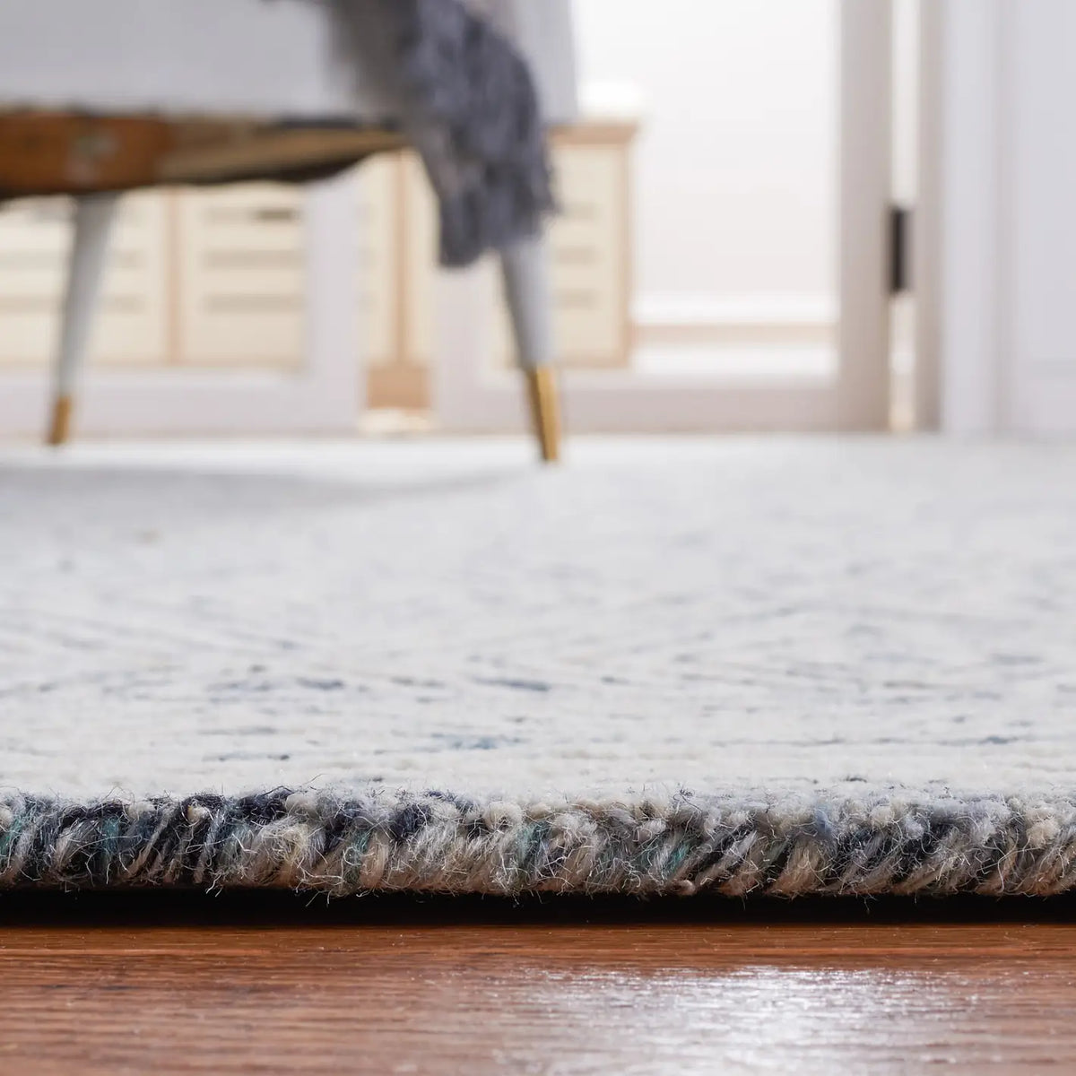 Safavieh Capri 4'-0" x 6'-0" Rug in Ivory / Blue