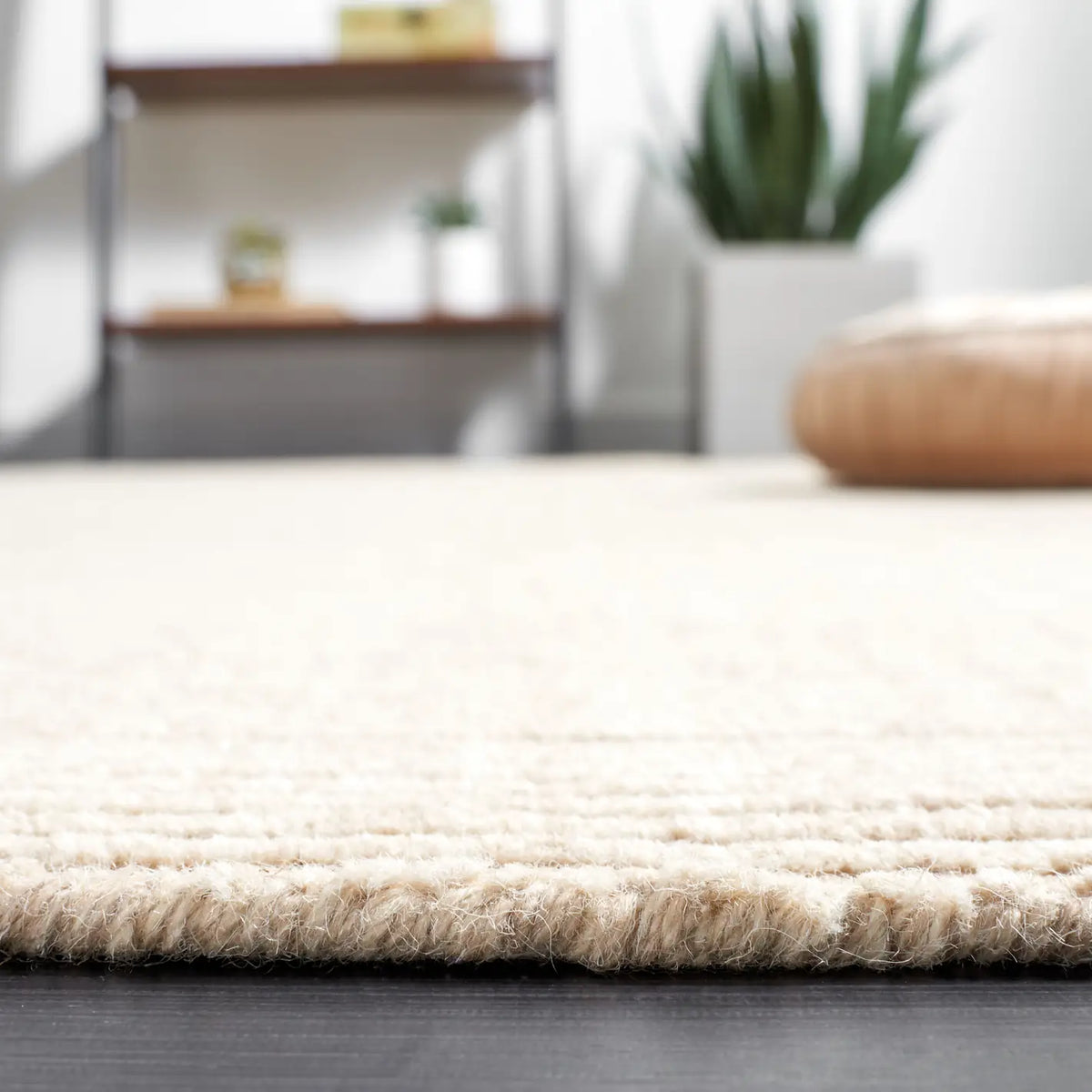 Safavieh Himalaya 4'-0" x 6'-0" Rug in Beige