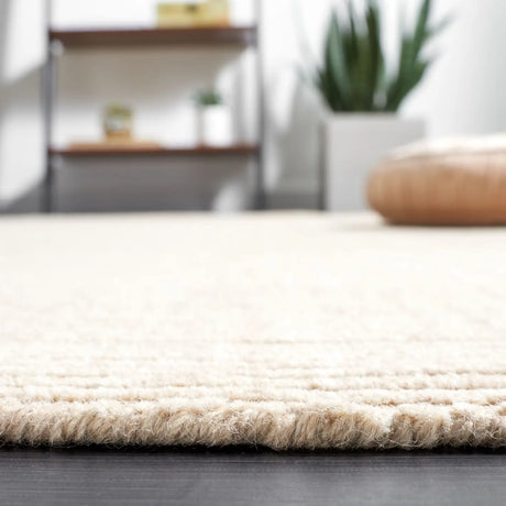 Safavieh Himalaya 4'-0" x 6'-0" Rug in Beige