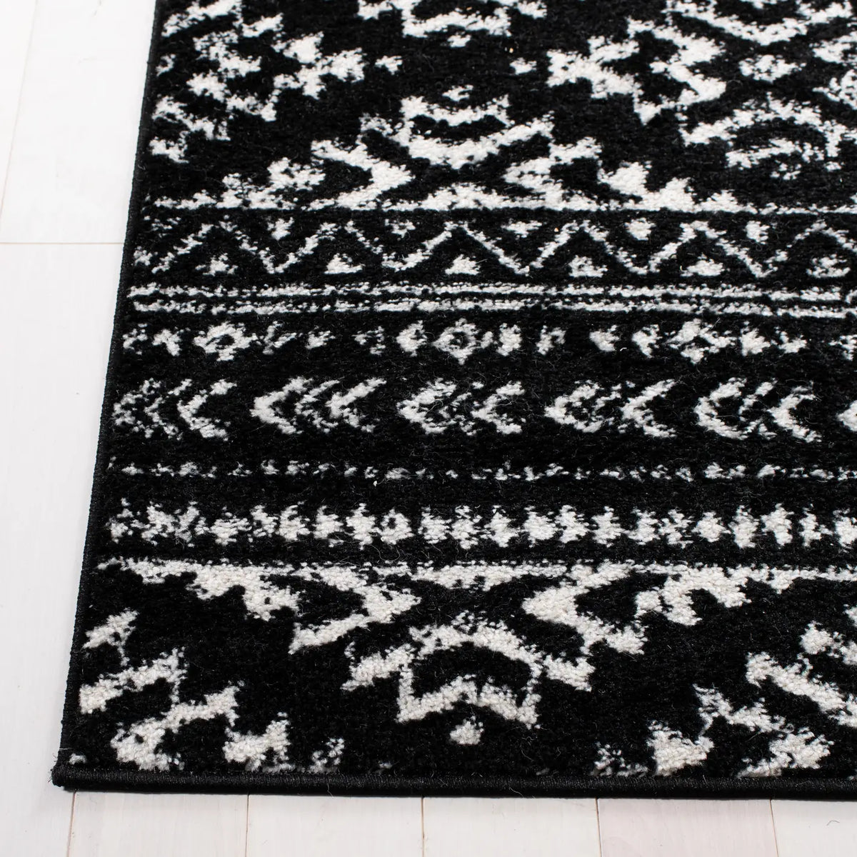 Safavieh Tulum 4'-0" x 6'-0" Rug in Black / Ivory