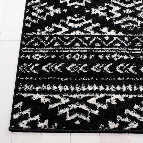 Safavieh Tulum 4'-0" x 6'-0" Rug in Black / Ivory