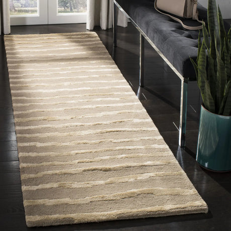 Safavieh Soho 2'-6" x 10'-0" Rug in Beige / Gold