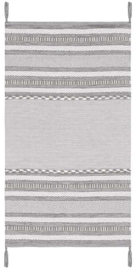 Safavieh Montauk 2'-3" x 4'-0" Rug in Grey / Ivory