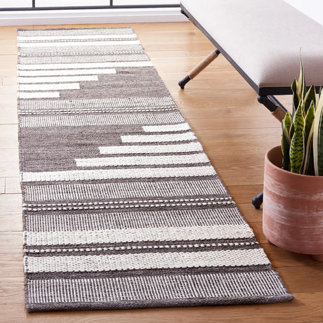 Safavieh Kilim 2'-3" x 9'-0" Rug in Ivory / Brown
