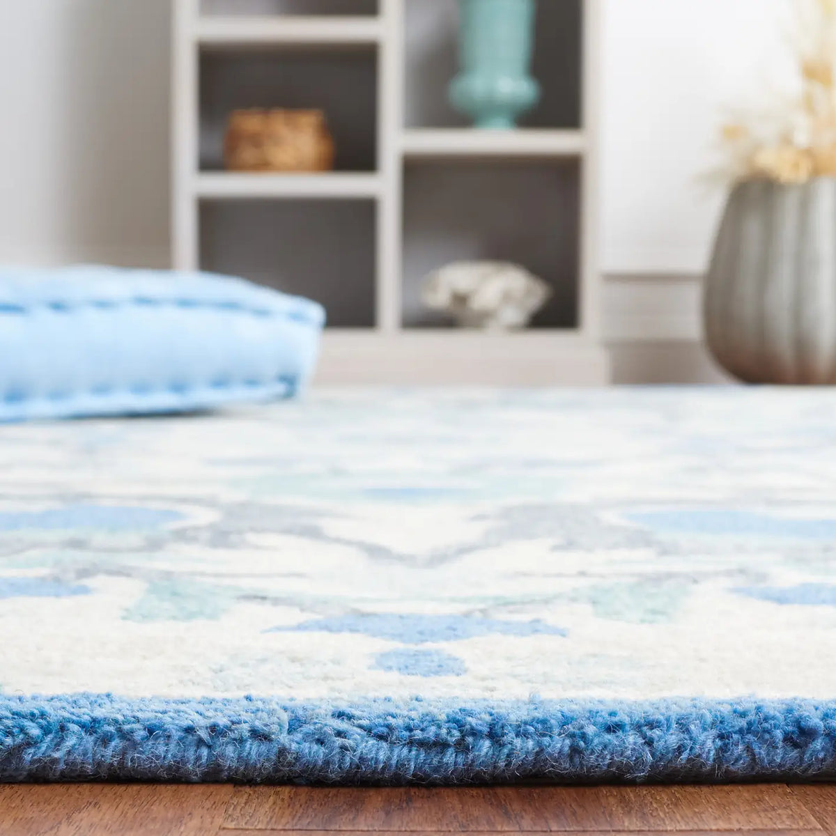 Safavieh Antiquity 4'-0" x 6'-0" Rug in Ivory / Blue