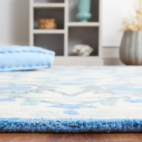 Safavieh Antiquity 4'-0" x 6'-0" Rug in Ivory / Blue