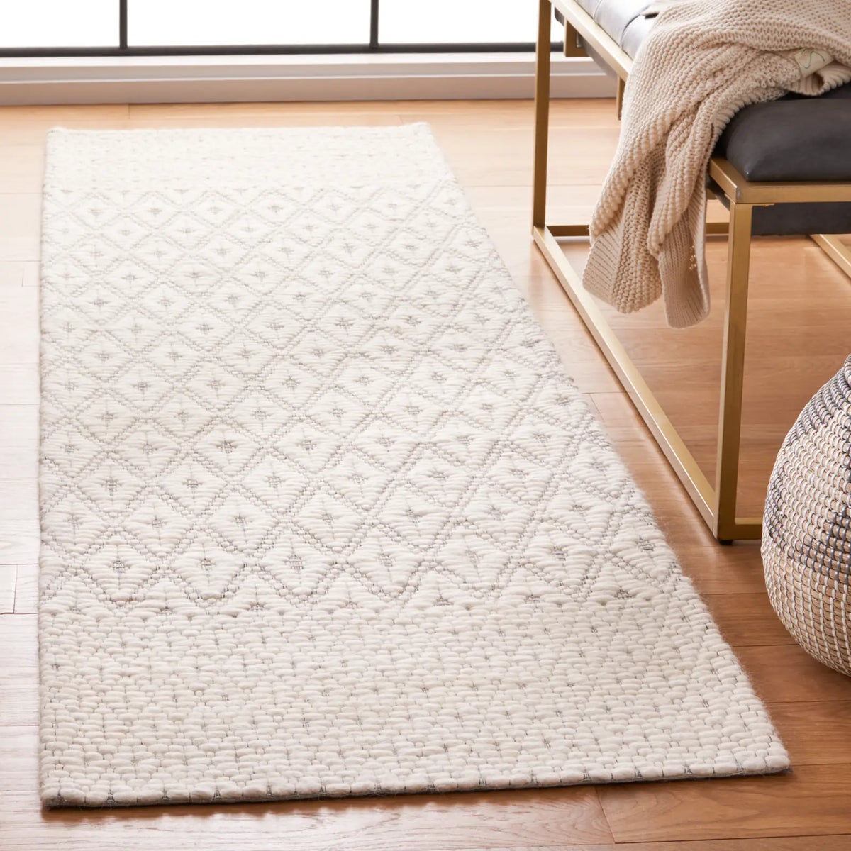 Safavieh Marbella 2'-3" x 8'-0" Rug in Ivory / Black