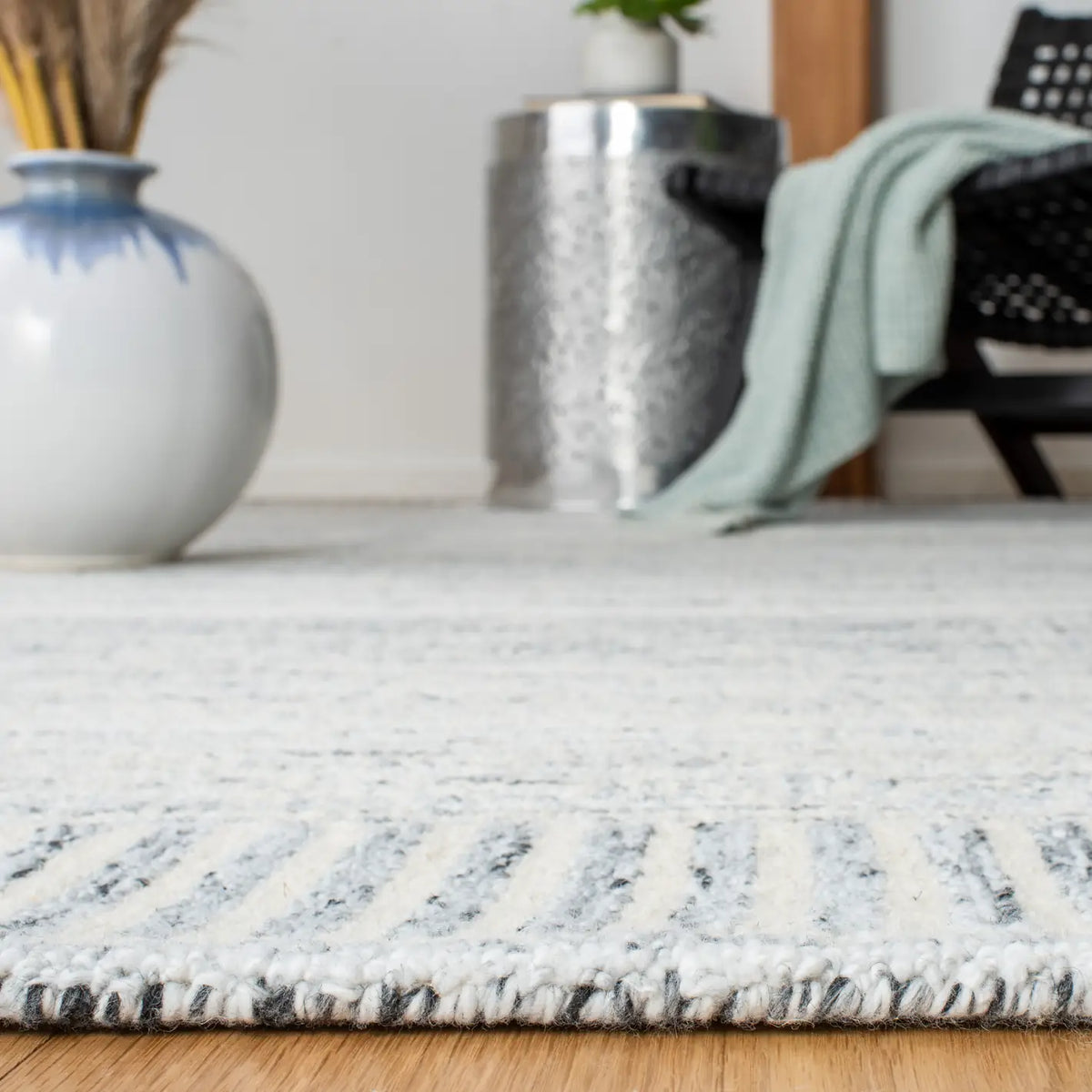 Safavieh Roslyn 4'-0" x 6'-0" Rug in Grey / Ivory