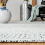 Safavieh Roslyn 4'-0" x 6'-0" Rug in Grey / Ivory