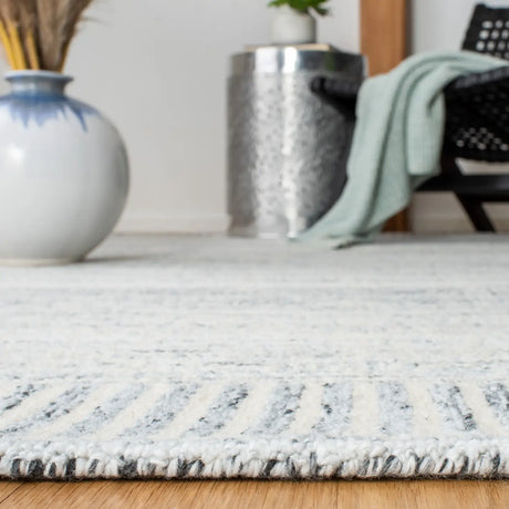 Safavieh Roslyn 4'-0" x 6'-0" Rug in Grey / Ivory