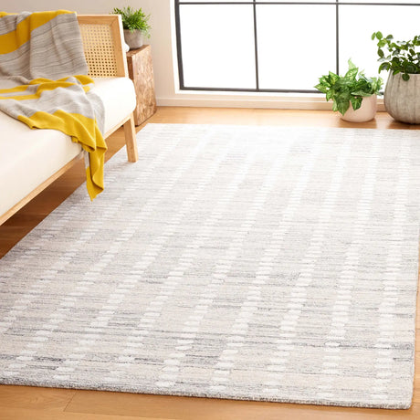 Safavieh Abstract 4'-0" x 6'-0" Rug in Silver / Ivory
