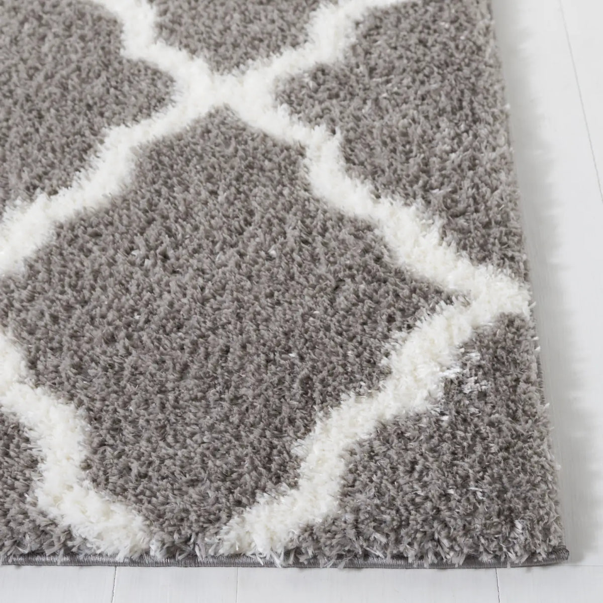 Safavieh Tahoe Shag 4'-0" x 6'-0" Rug in Grey / White