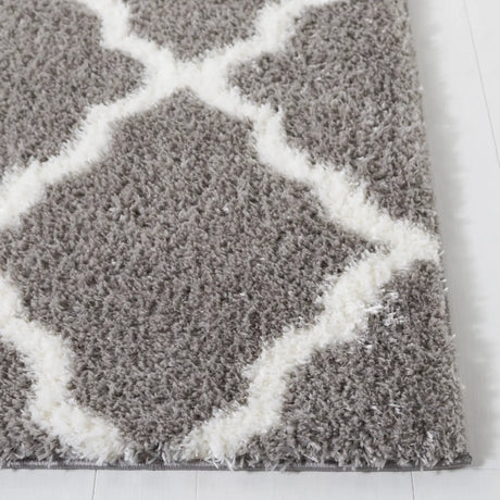 Safavieh Tahoe Shag 4'-0" x 6'-0" Rug in Grey / White