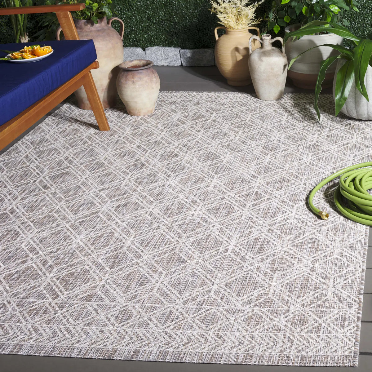 Safavieh Courtyard 4'-0" x 5'-7" Rug in Ivory / Beige Grey