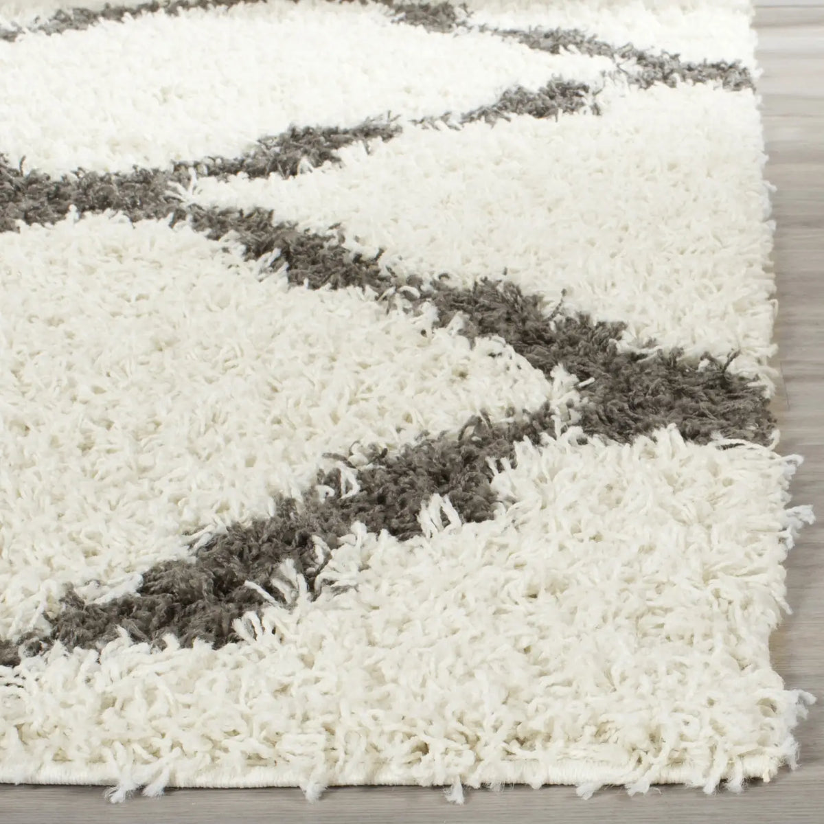 Safavieh Sgd-Dallas Shag 6'-0" x 6'-0" Rug in Ivory / Dark Grey