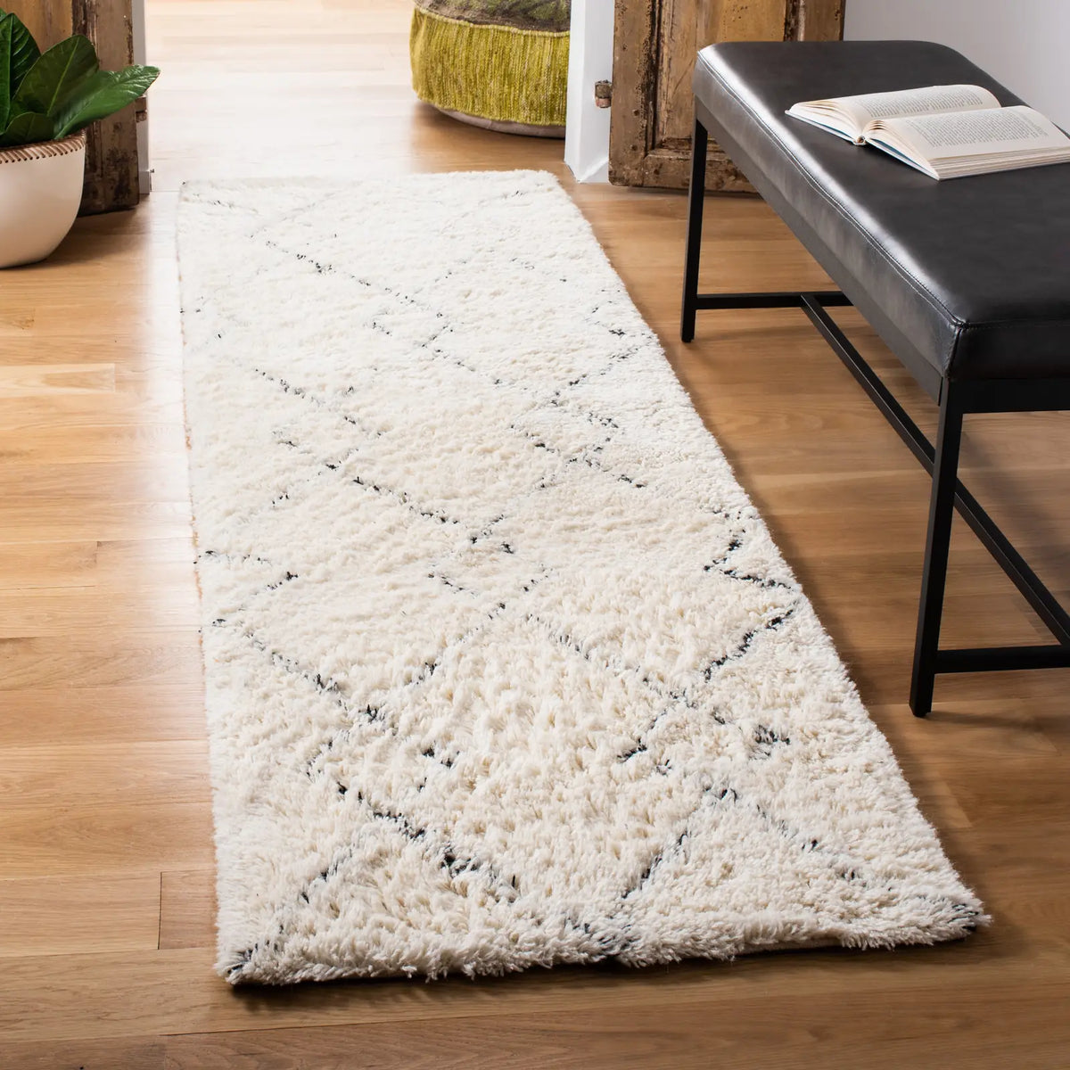 Safavieh Casablanca 2'-3" x 8'-0" Rug in Ivory / Black