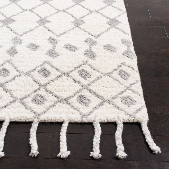 Safavieh Casablanca 5'-0" x 8'-0" Rug in Ivory / Silver