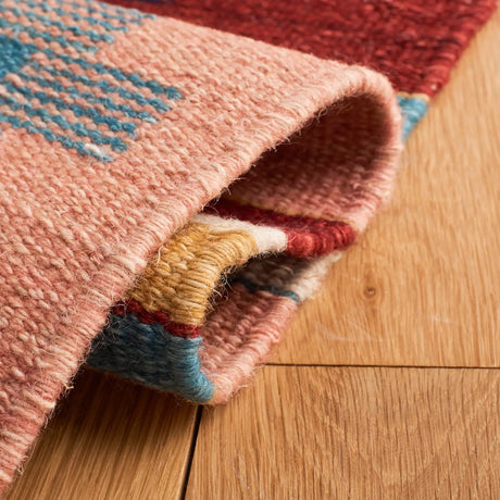 Safavieh Kilim 4'-0" x 6'-0" Rug in Light Pink / Blue