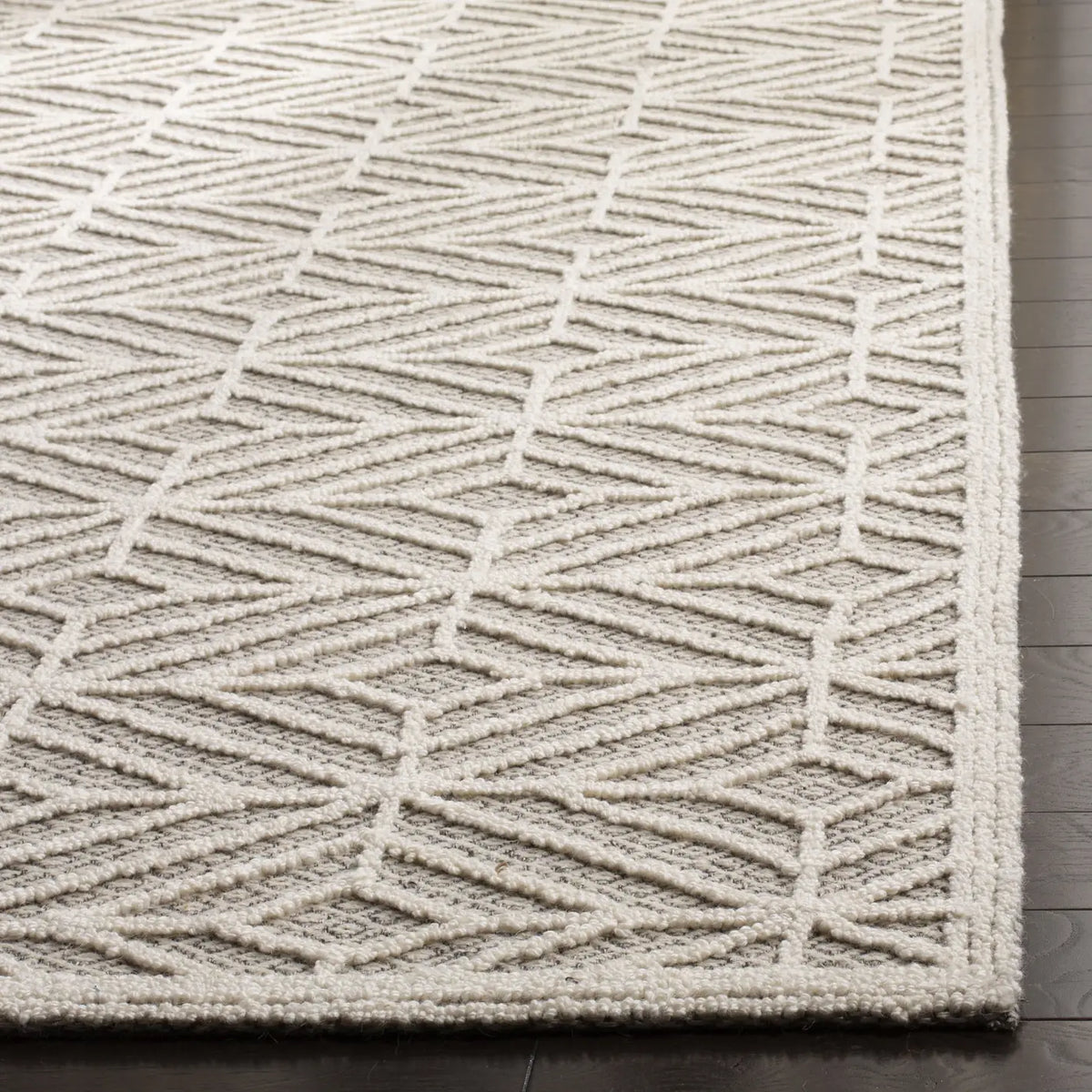 Safavieh Trace 4'-0" x 6'-0" Rug in Ivory / Black