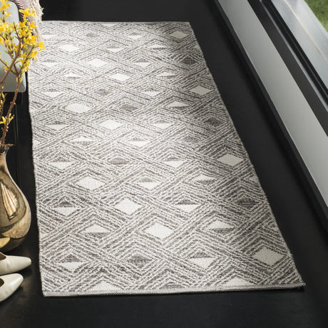Safavieh Montauk 2'-3" x 7'-0" Rug in Charcoal / Ivory