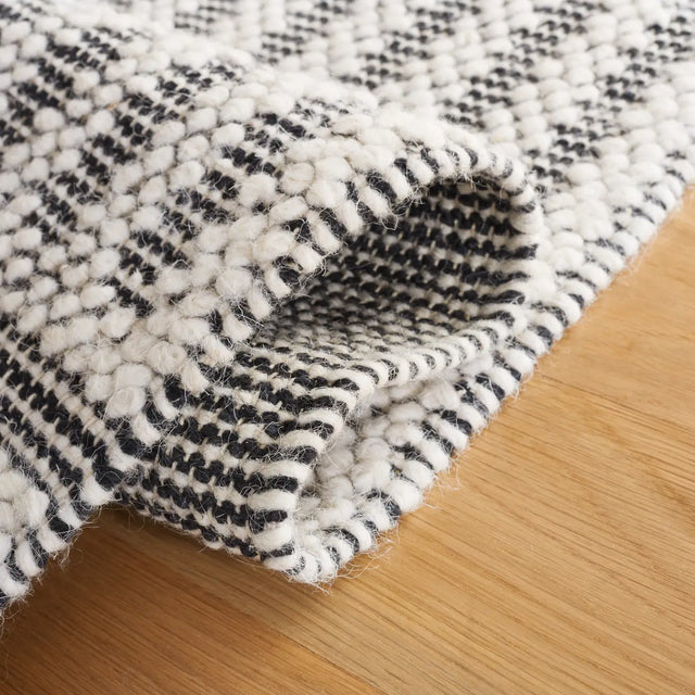 Safavieh Natura 4'-0" x 6'-0" Rug in Ivory / Black