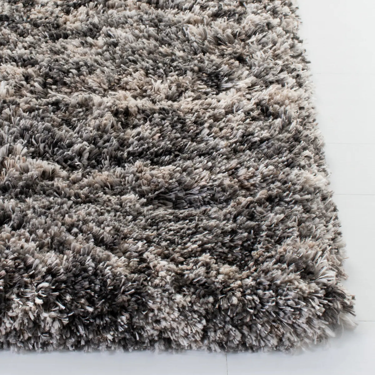 Safavieh Iceland Shag 4'-0" x 6'-0" Rug in Grey / Dark Grey
