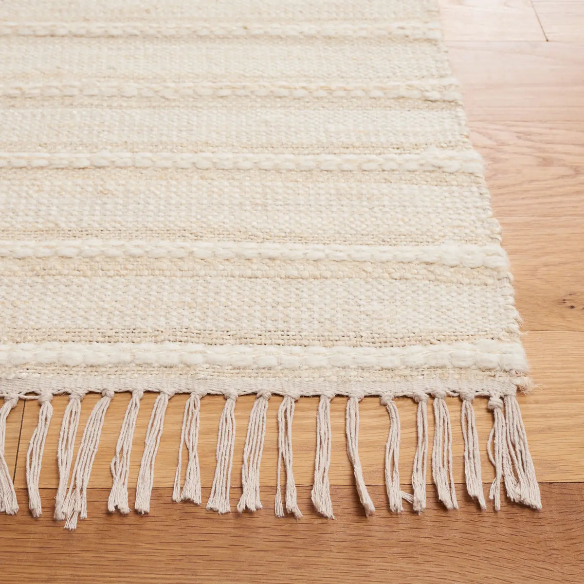 Safavieh Kilim 4'-0" x 6'-0" Rug in Natural / Ivory