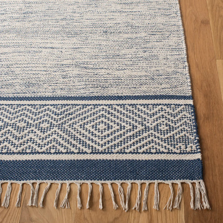 Safavieh Montauk 4'-0" x 6'-0" Rug in Ivory / Navy