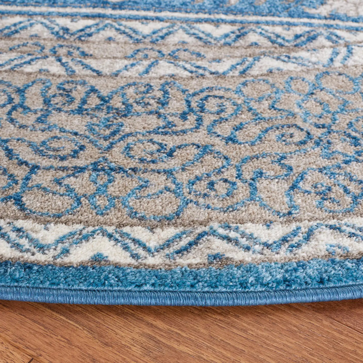 Safavieh Sofia 6'-7" x 6'-7" Rug in Blue / Beige