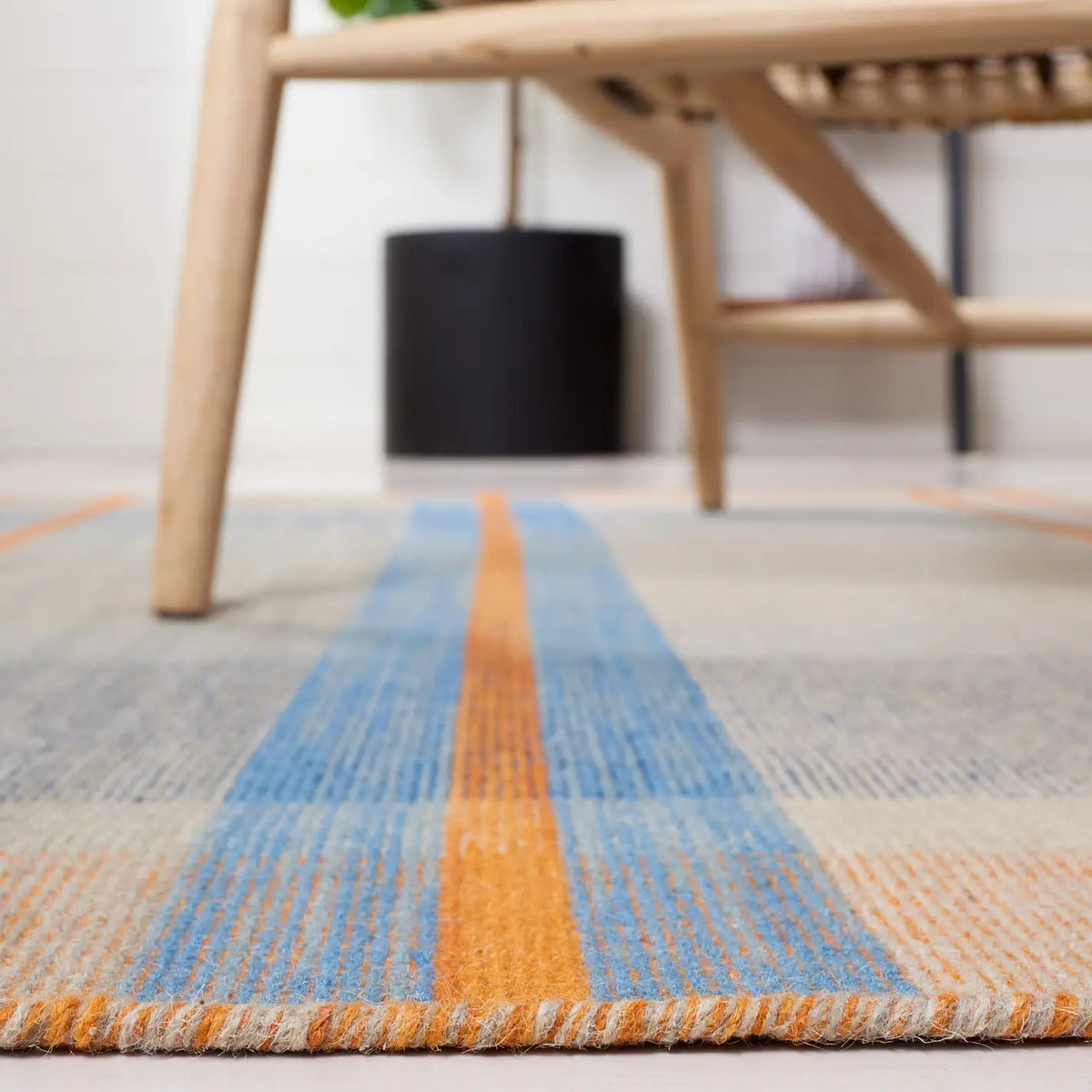 Safavieh Striped Kilim 4'-0" x 6'-0" Rug in Beige / Blue