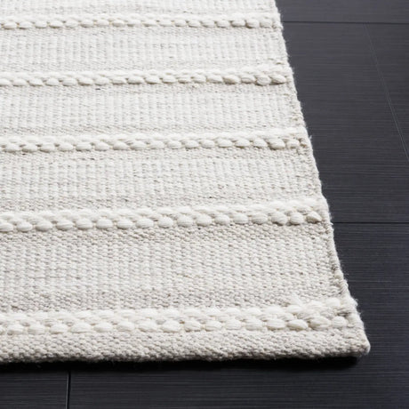 Safavieh Kilim 4'-0" x 6'-0" Rug in Light Grey / Ivory